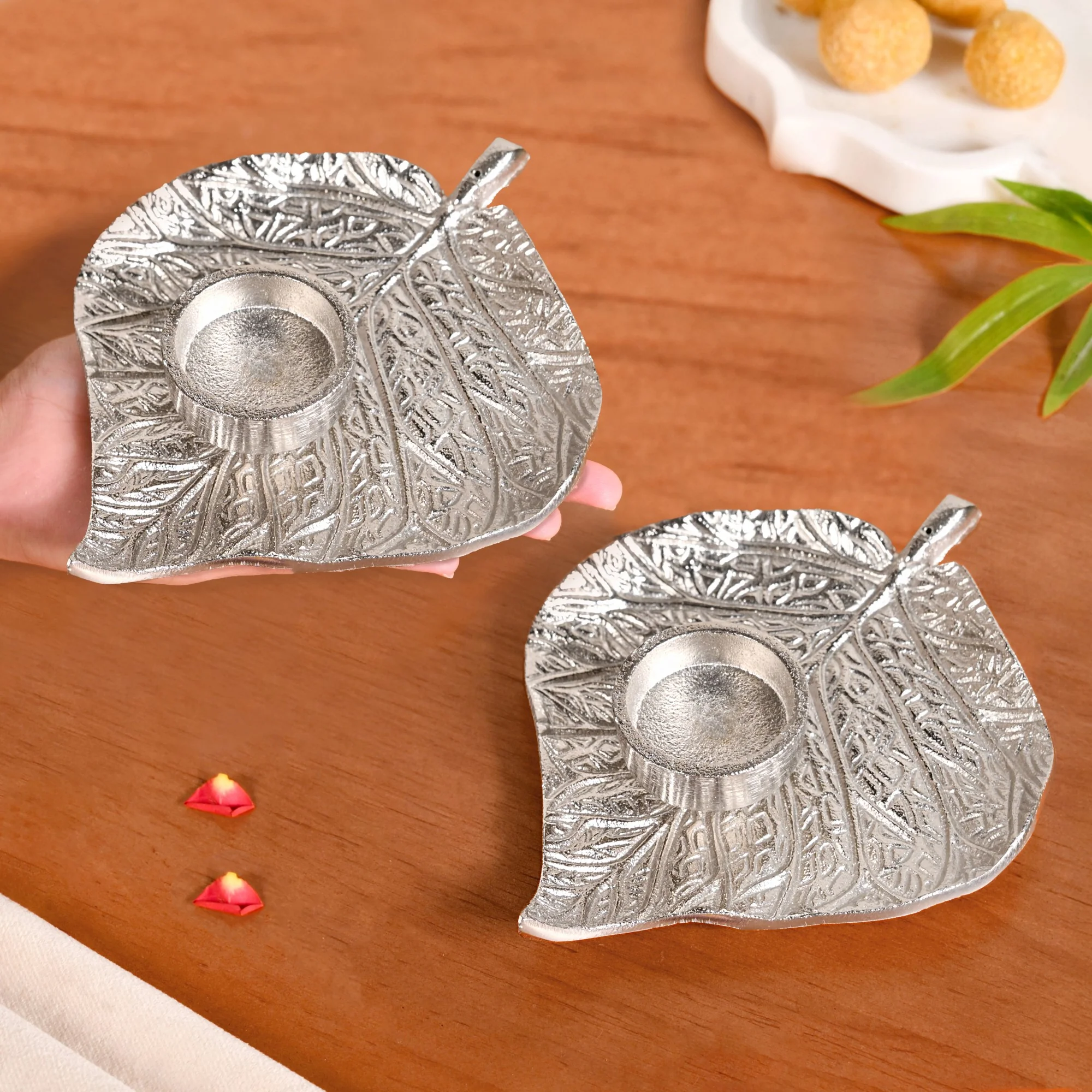Aesthetic Leaf Tealight And Agarbatti Holder Set Of 2 In Festive Gift Box - Image 4