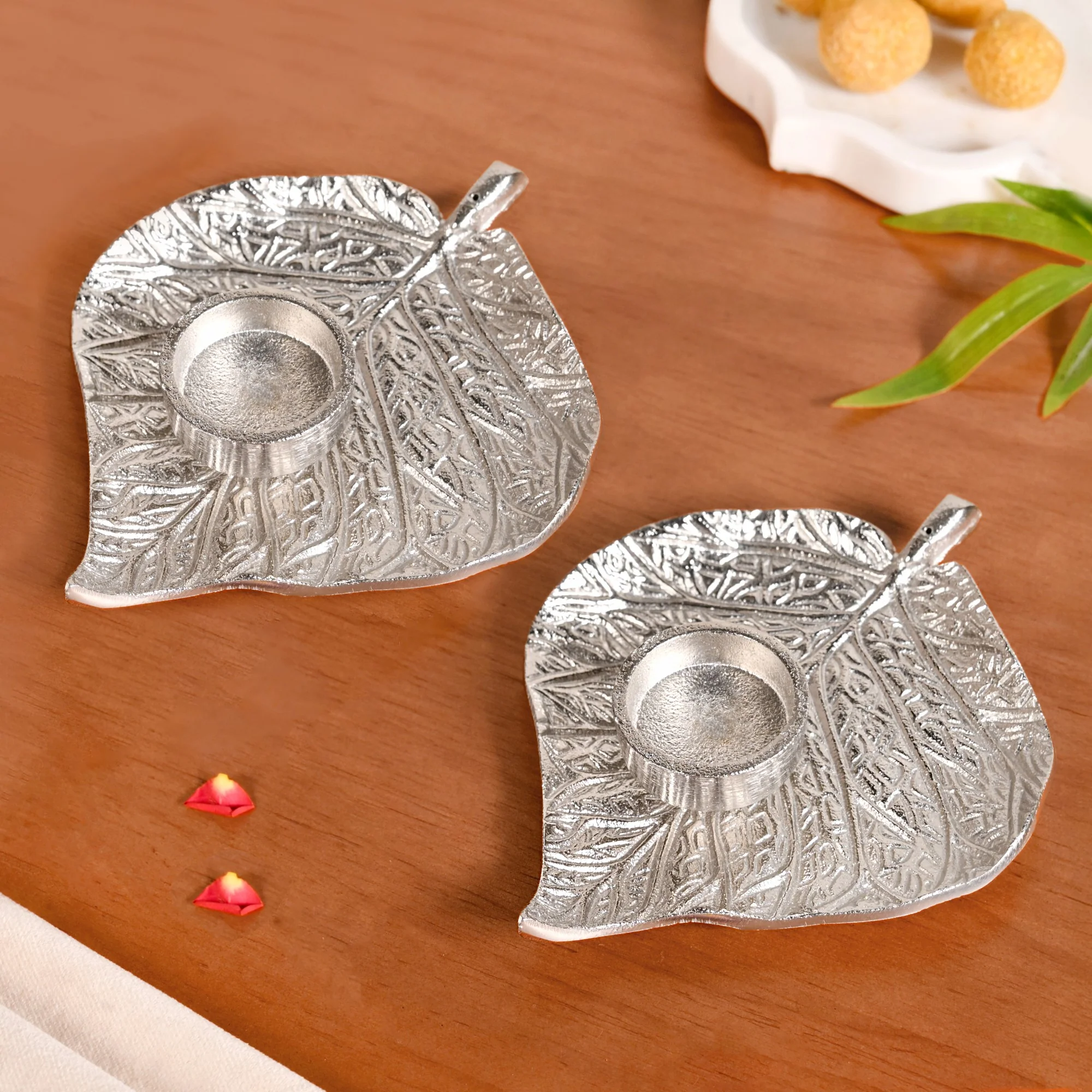 Aesthetic Leaf Tealight And Agarbatti Holder Set Of 2 In Festive Gift Box - Image 7