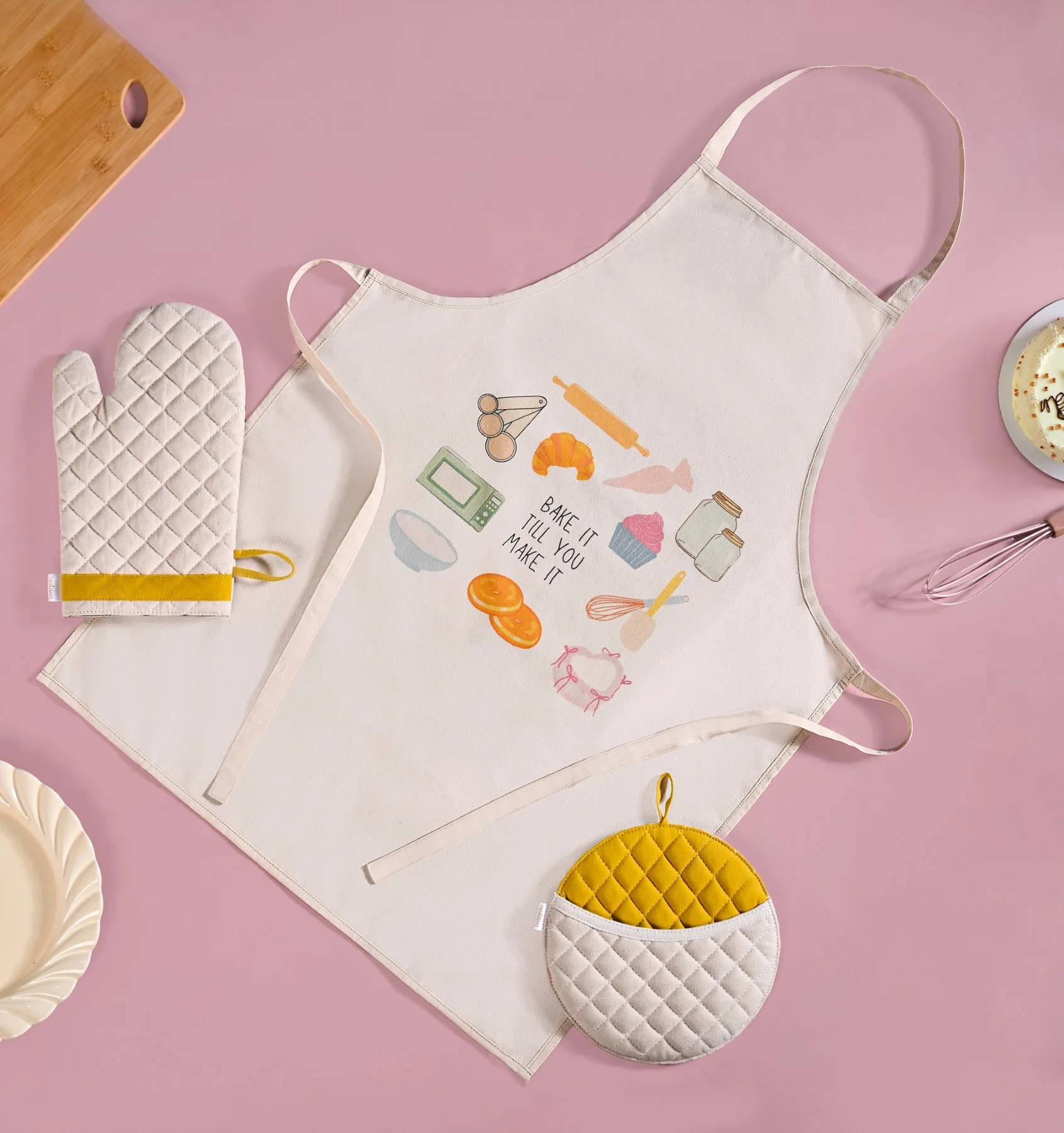 Baker Mode Apron Mitten Pot Holder Set Of 3