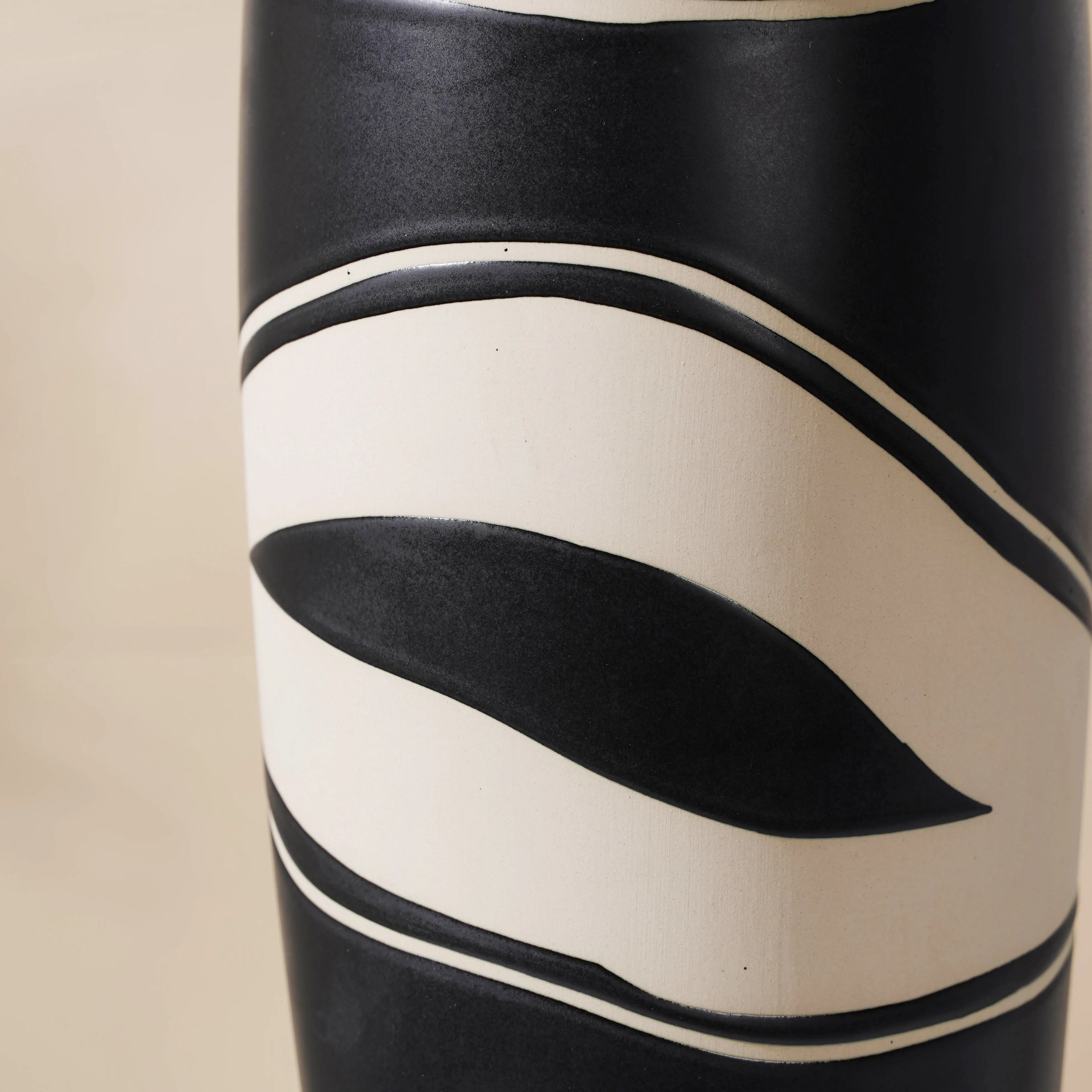 Black and White Flower Vase - Image 4