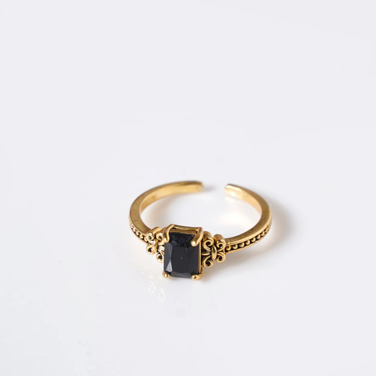 Black Stone Flutter Ring Gold - Image 5