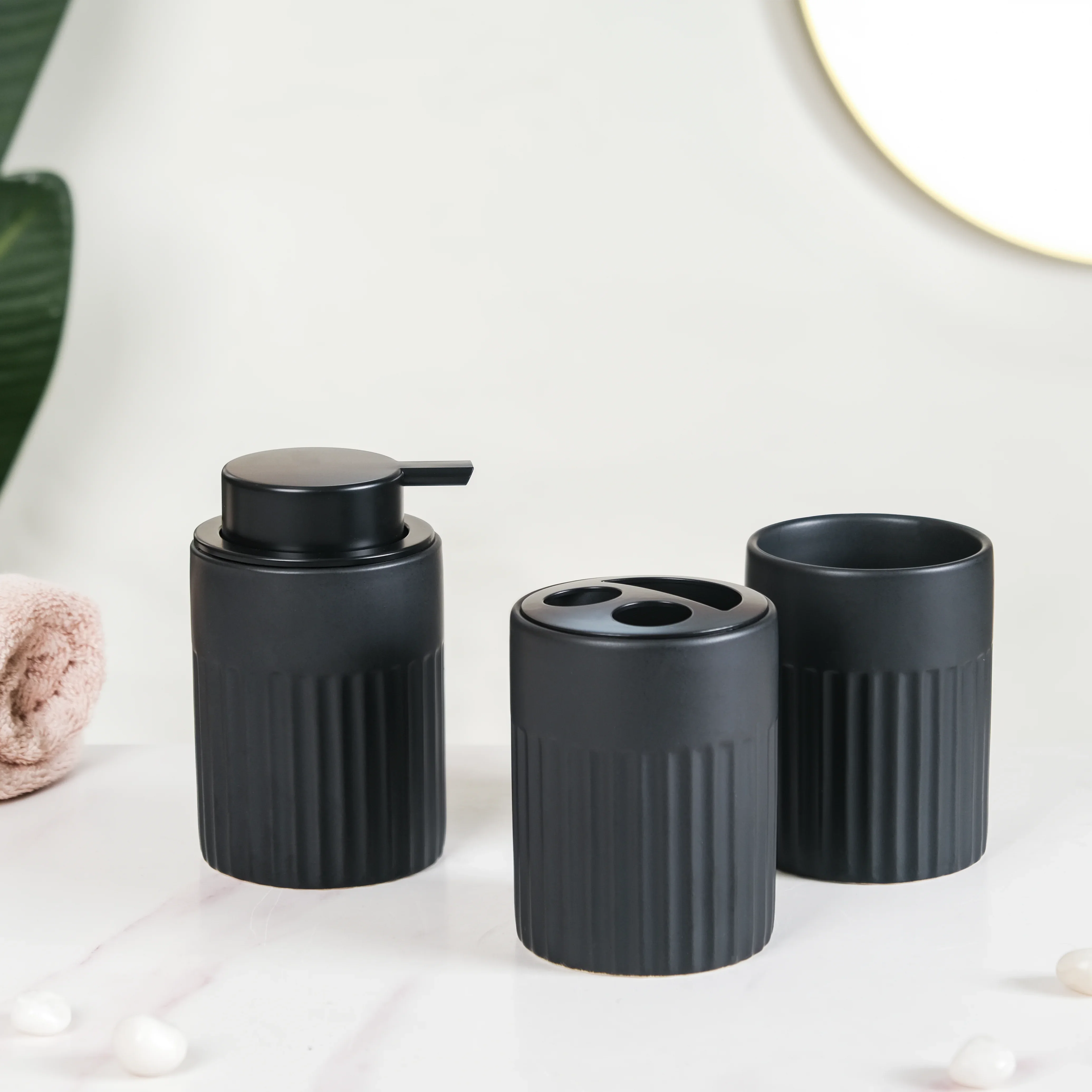 Chic Black Bathroom Accessories Set Of 3 - Image 3