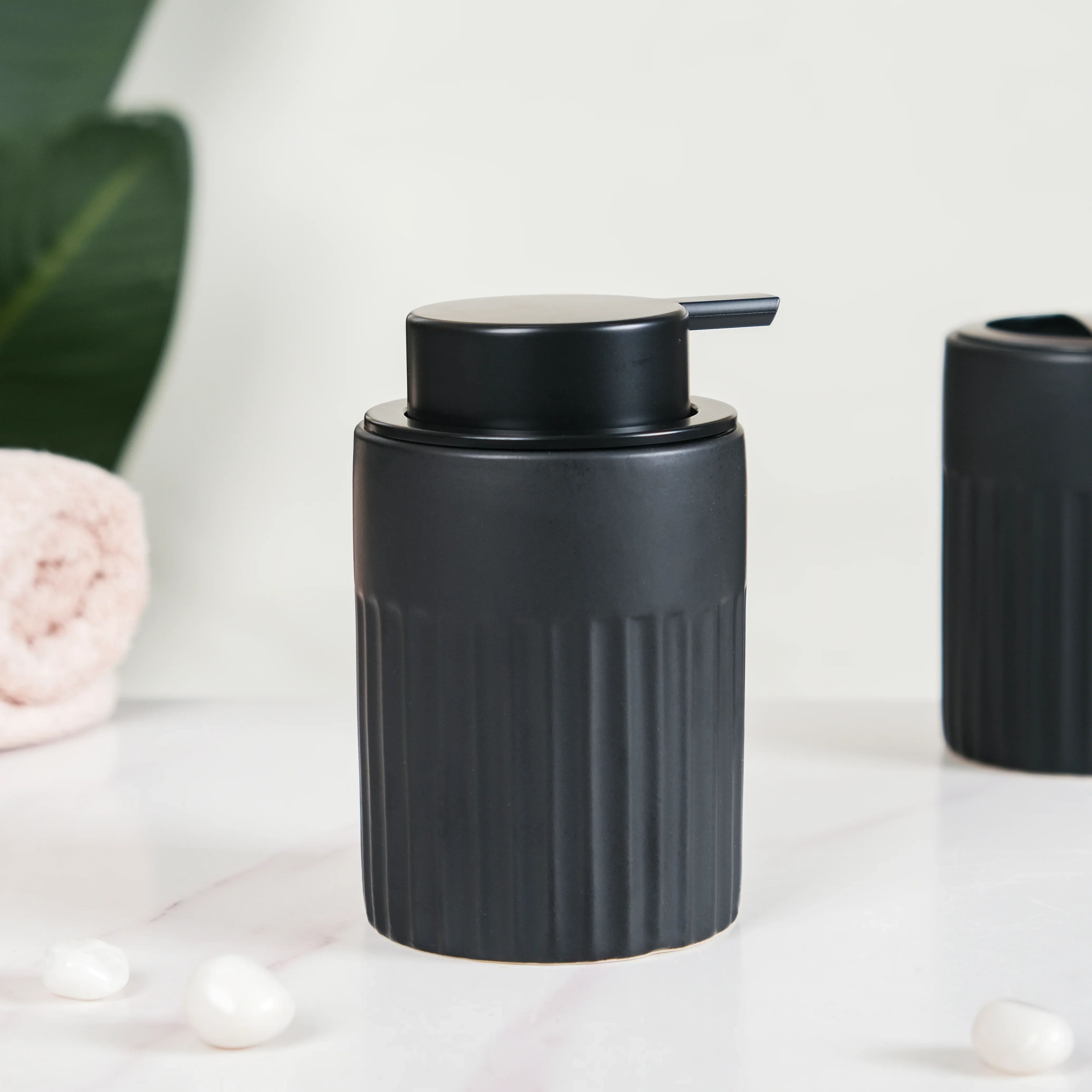 Chic Black Bathroom Accessories Set Of 3 - Image 4