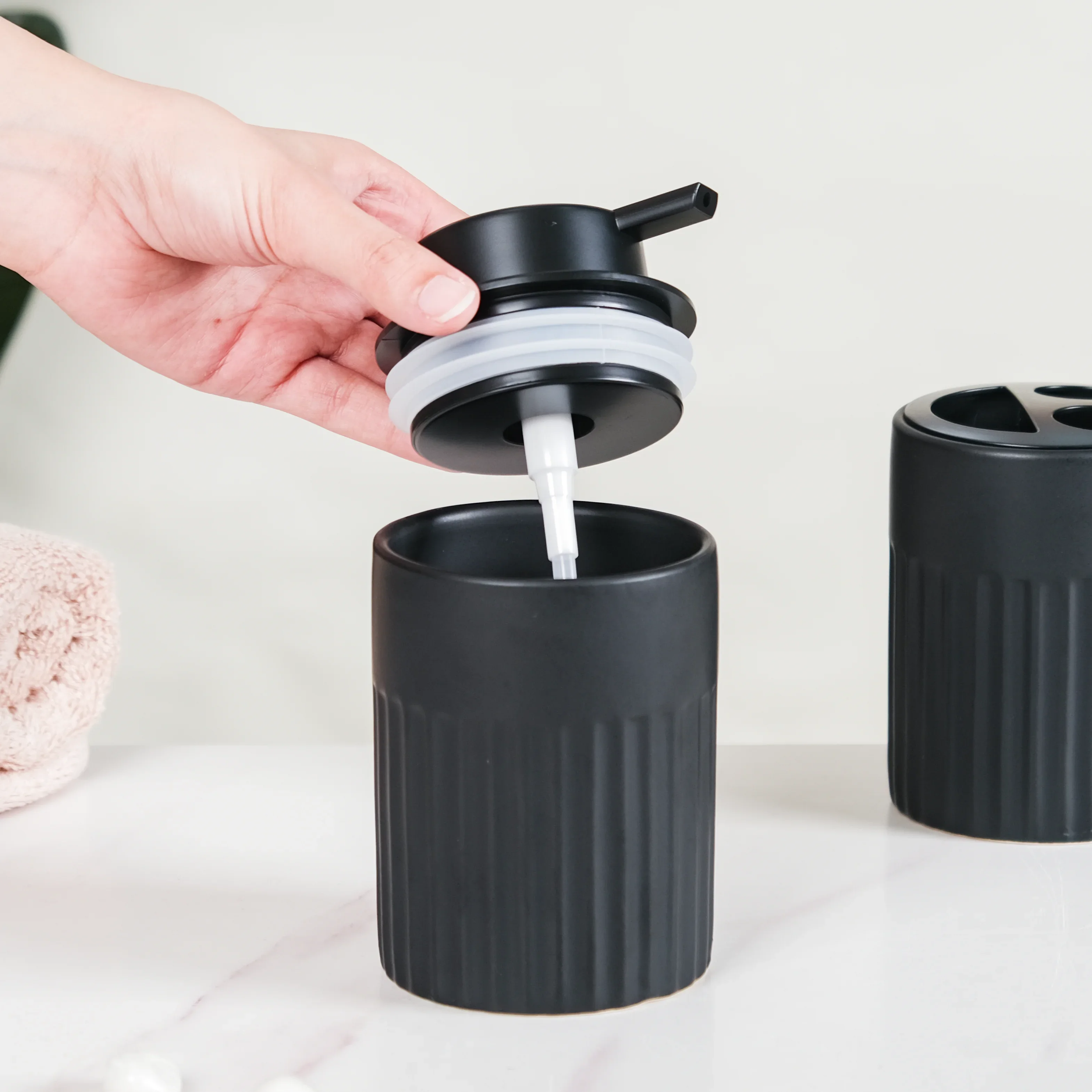 Chic Black Bathroom Accessories Set Of 3 - Image 9