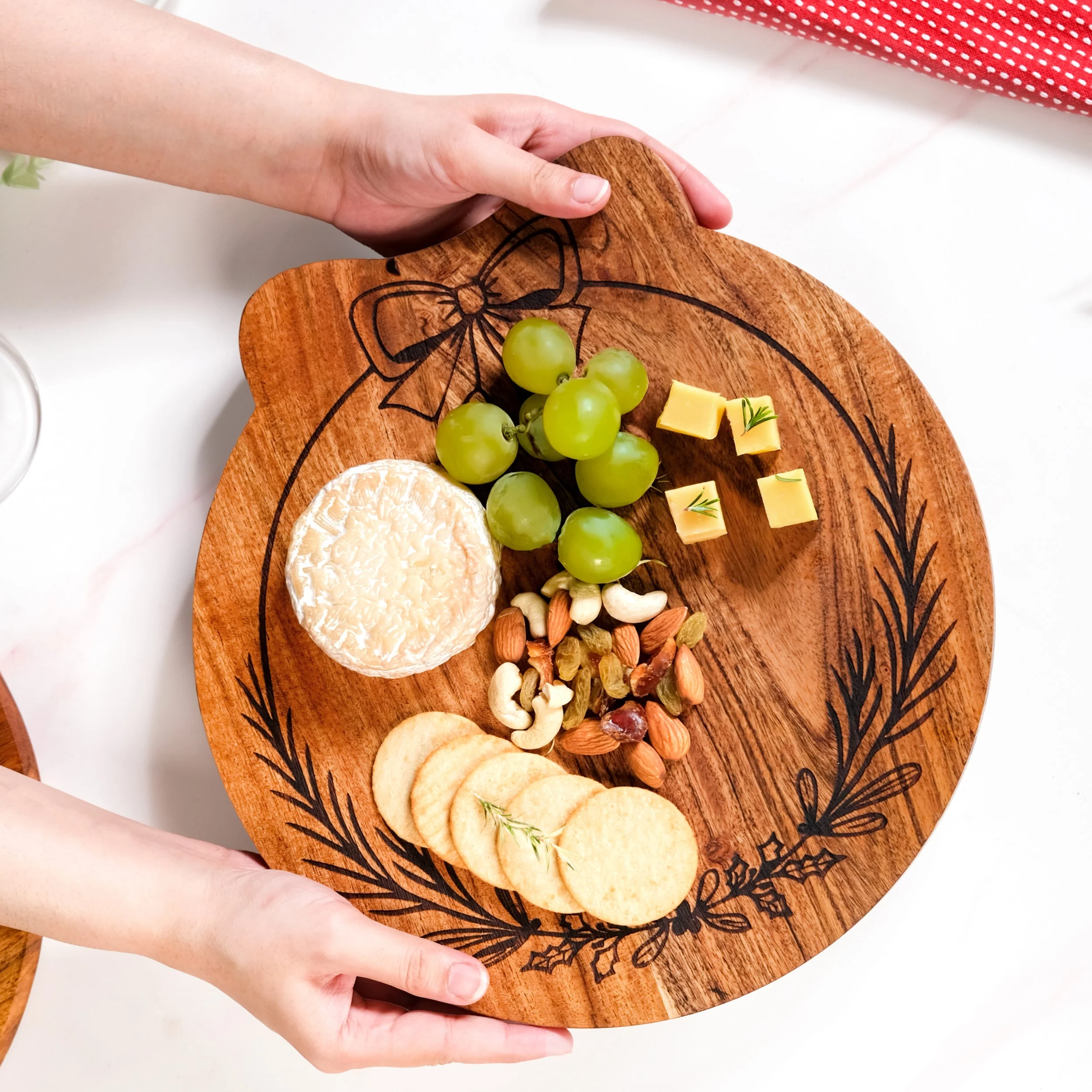Christmas Wreath Acacia Serving Platter 30x29cm - Image 2