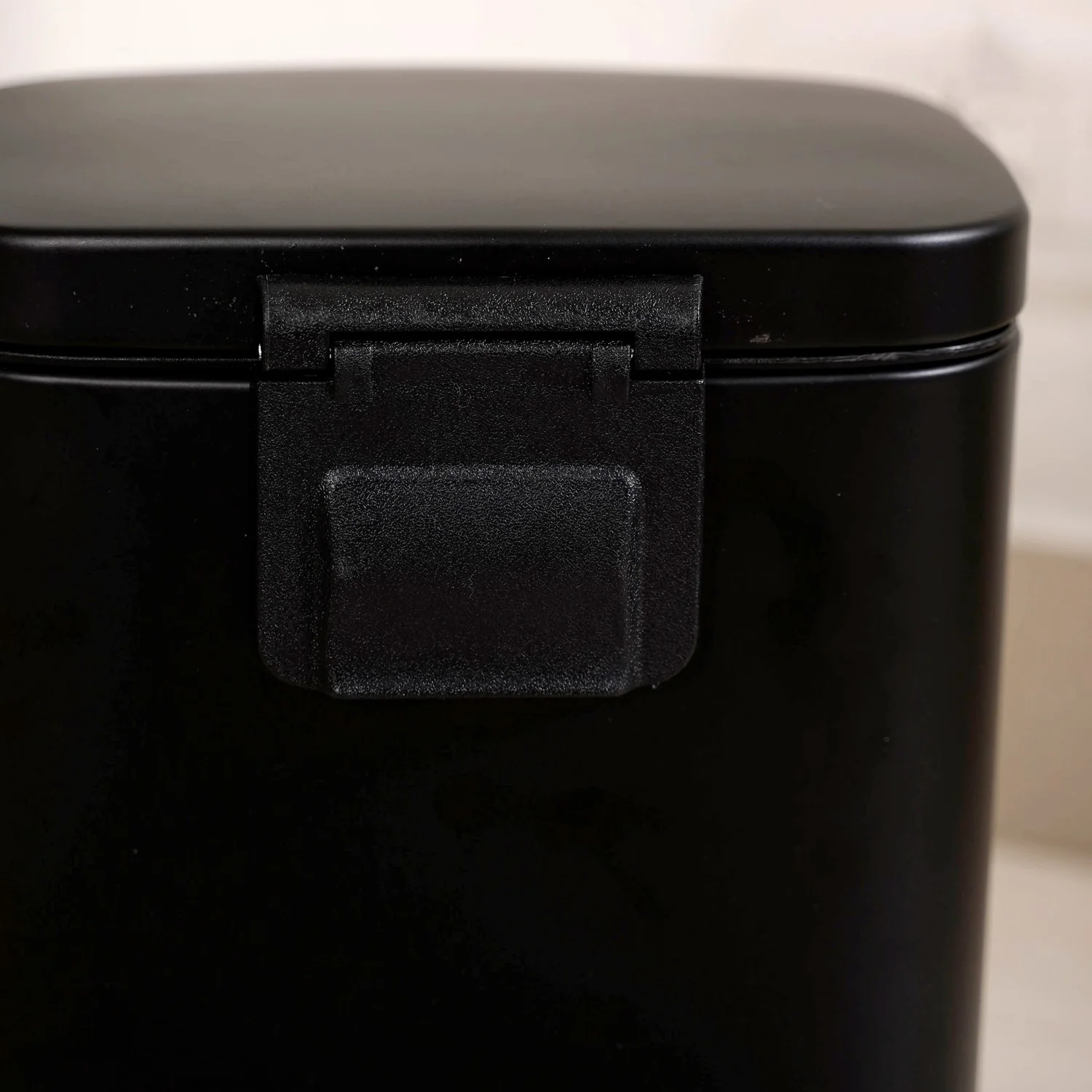 Dustro Metal Pedal Dustbin Black 5000ml - Image 7