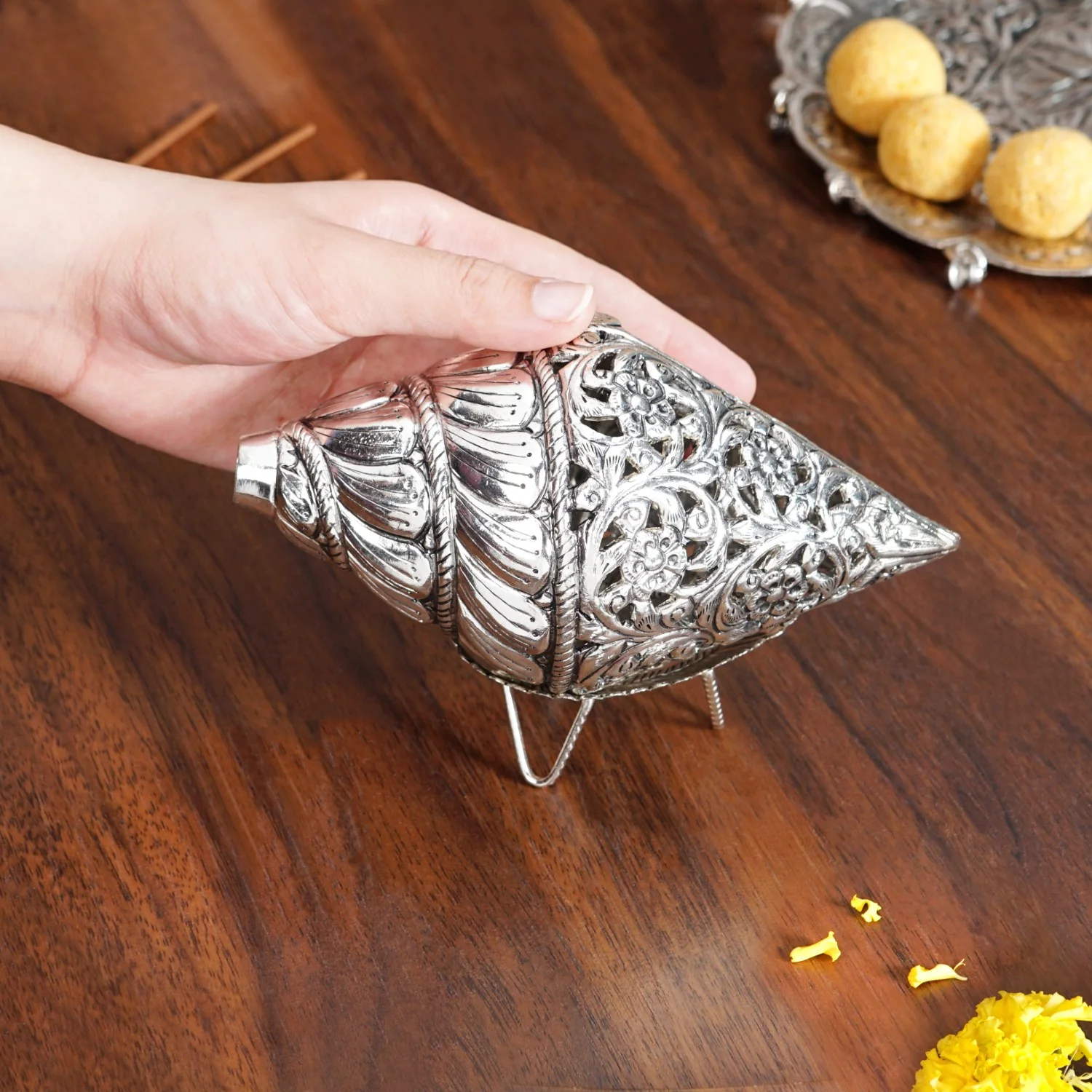 Floral Brass Dakshinavarti Shankh With Stand - Image 3