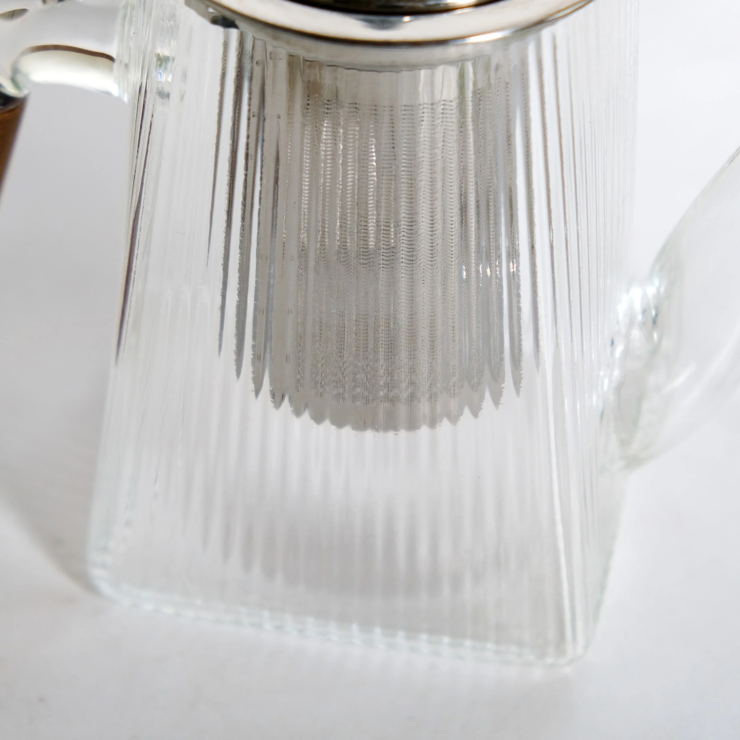 Fluted Glass Kettle With Wooden Handle 700ml - Image 6