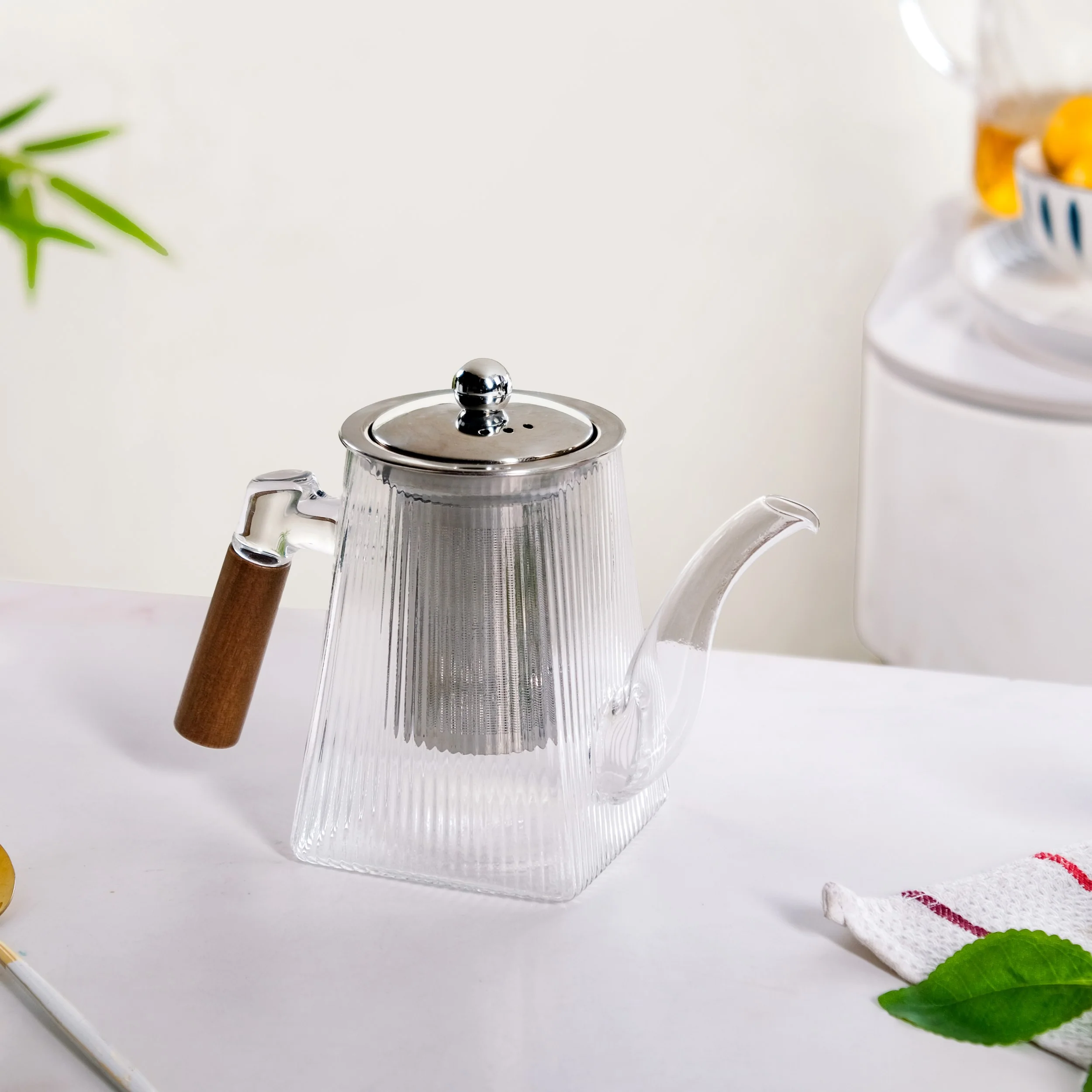 Fluted Glass Kettle With Wooden Handle 700ml - Image 8
