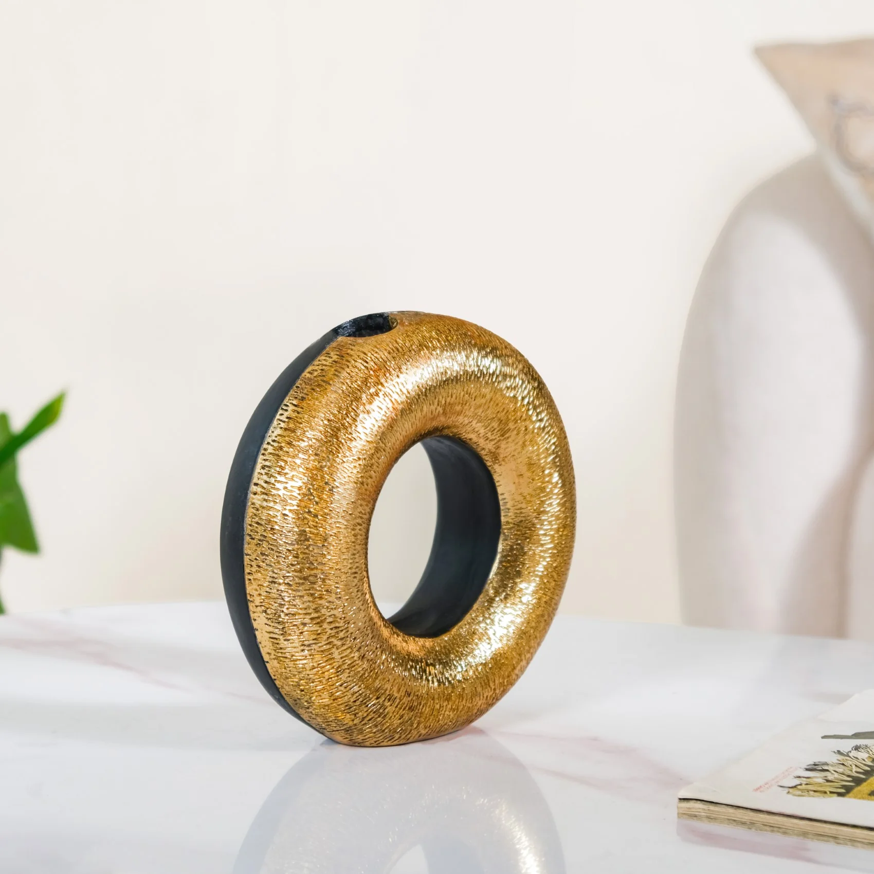 Gold Donut Showpiece Vase - Image 3