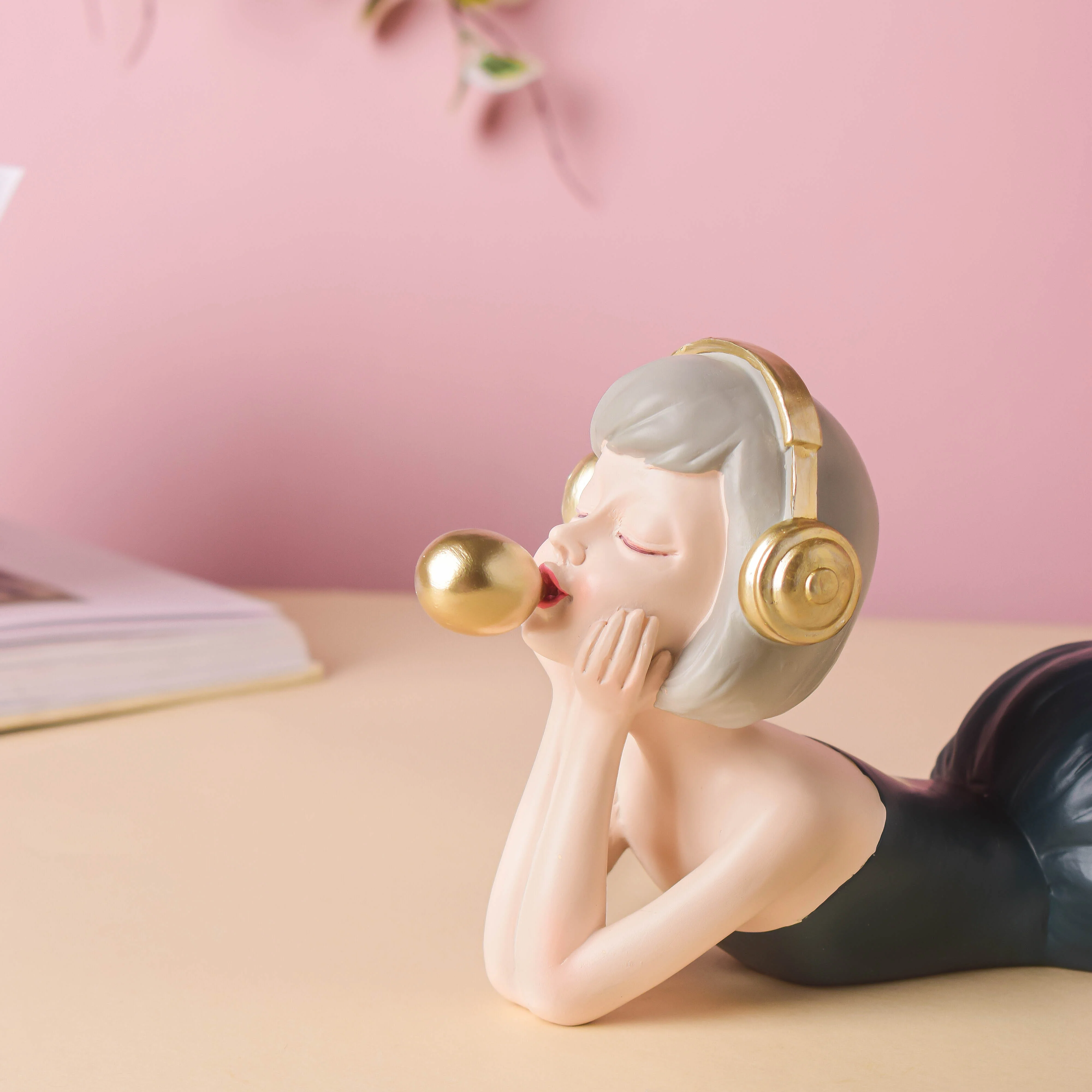 Headphone Girl Showpiece - Image 5