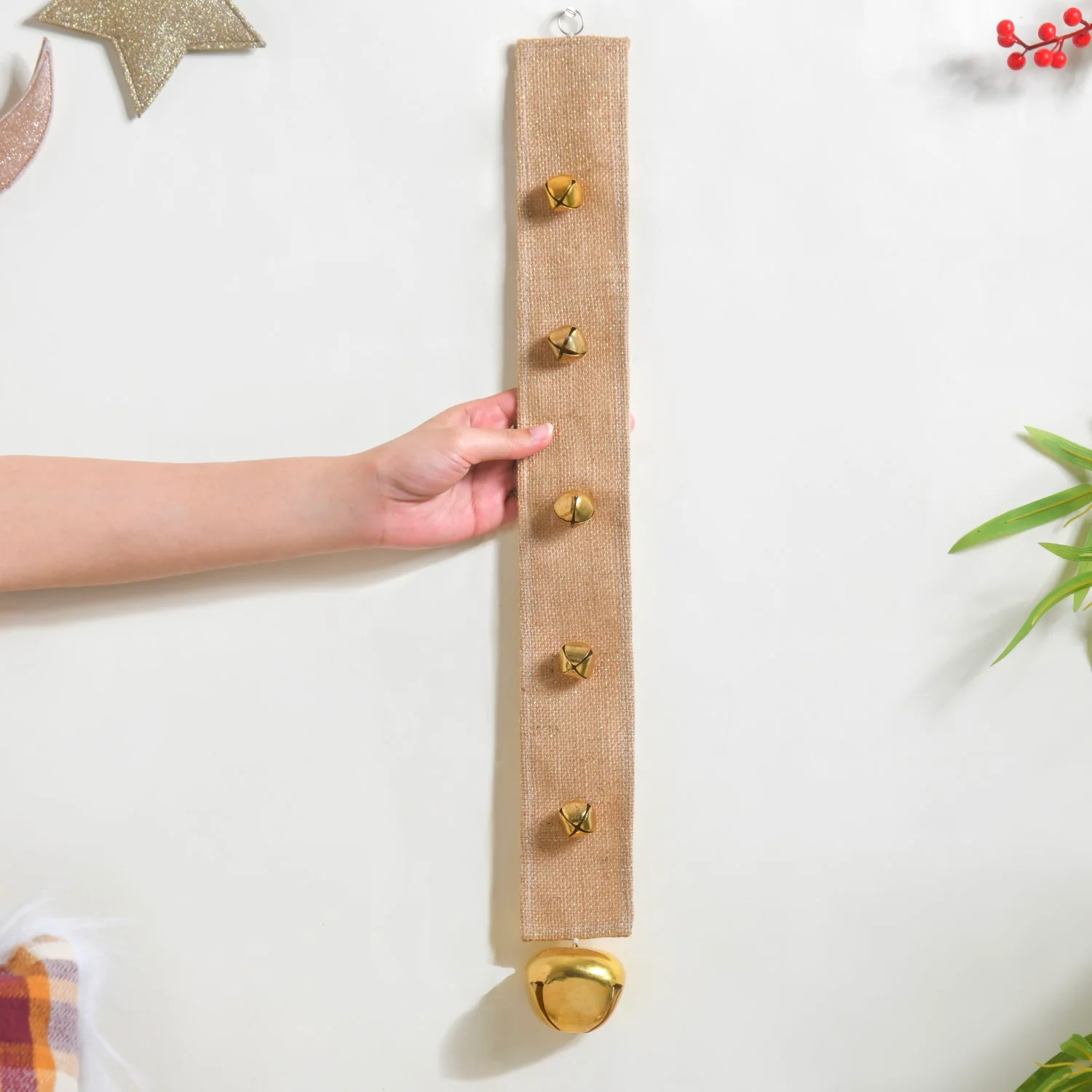 Jute Wall Hanging For Christmas With Gold Bells - Image 7