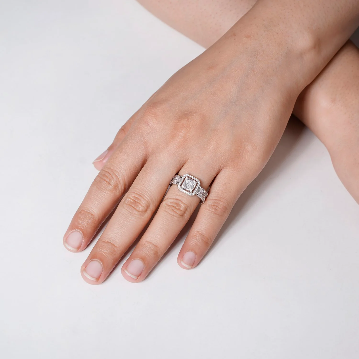 Luxe Solitaire Shimmery Ring - Image 2
