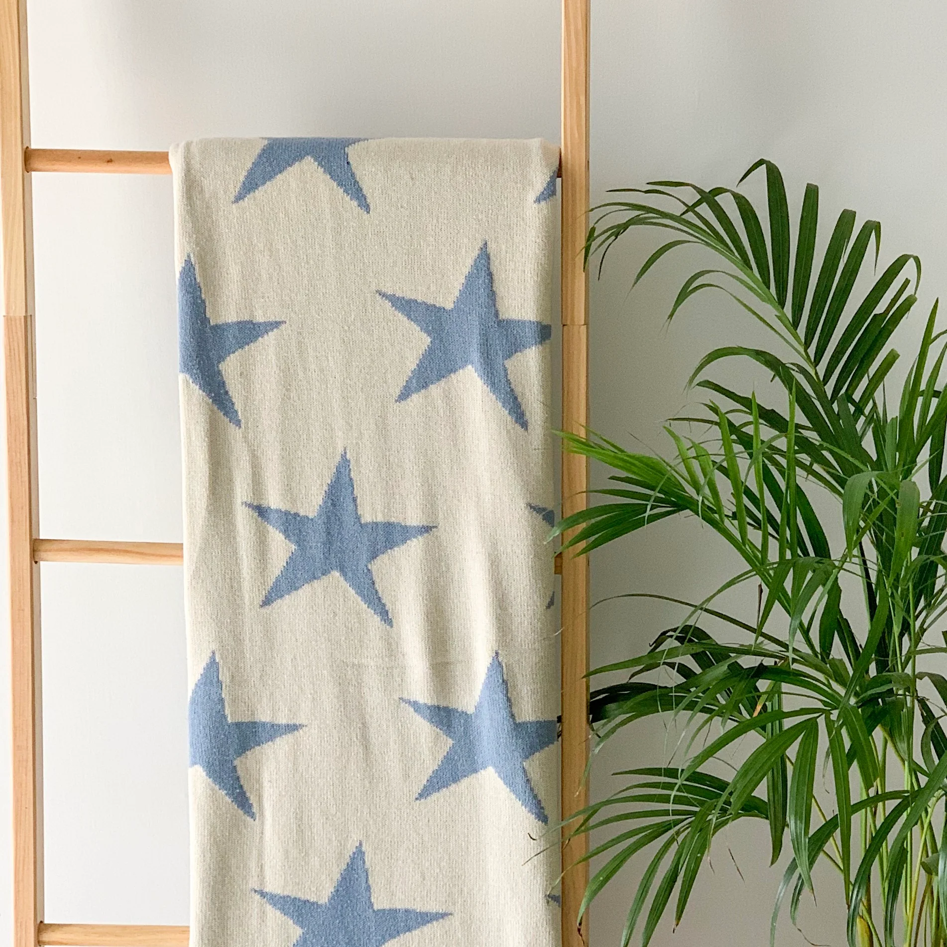 MERRY Star Knitted Throw Blanket - Blue , White