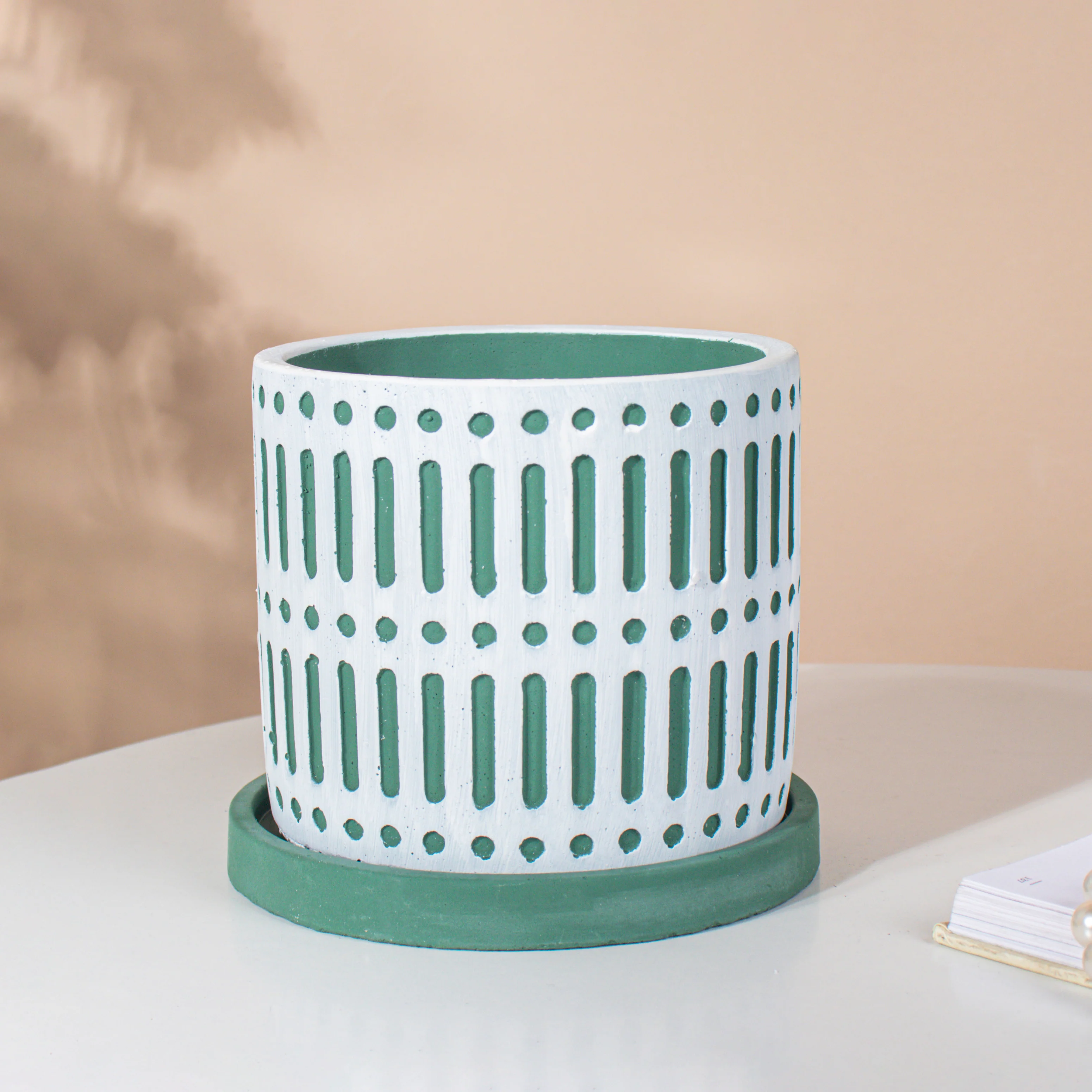 Minimalist Textured Pot With Plate - Image 7