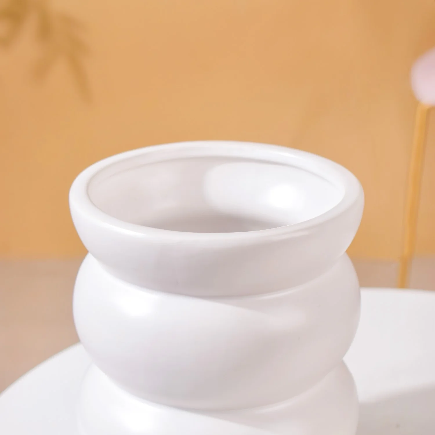 Minimalistic Spiral Flower Vase White - Image 4