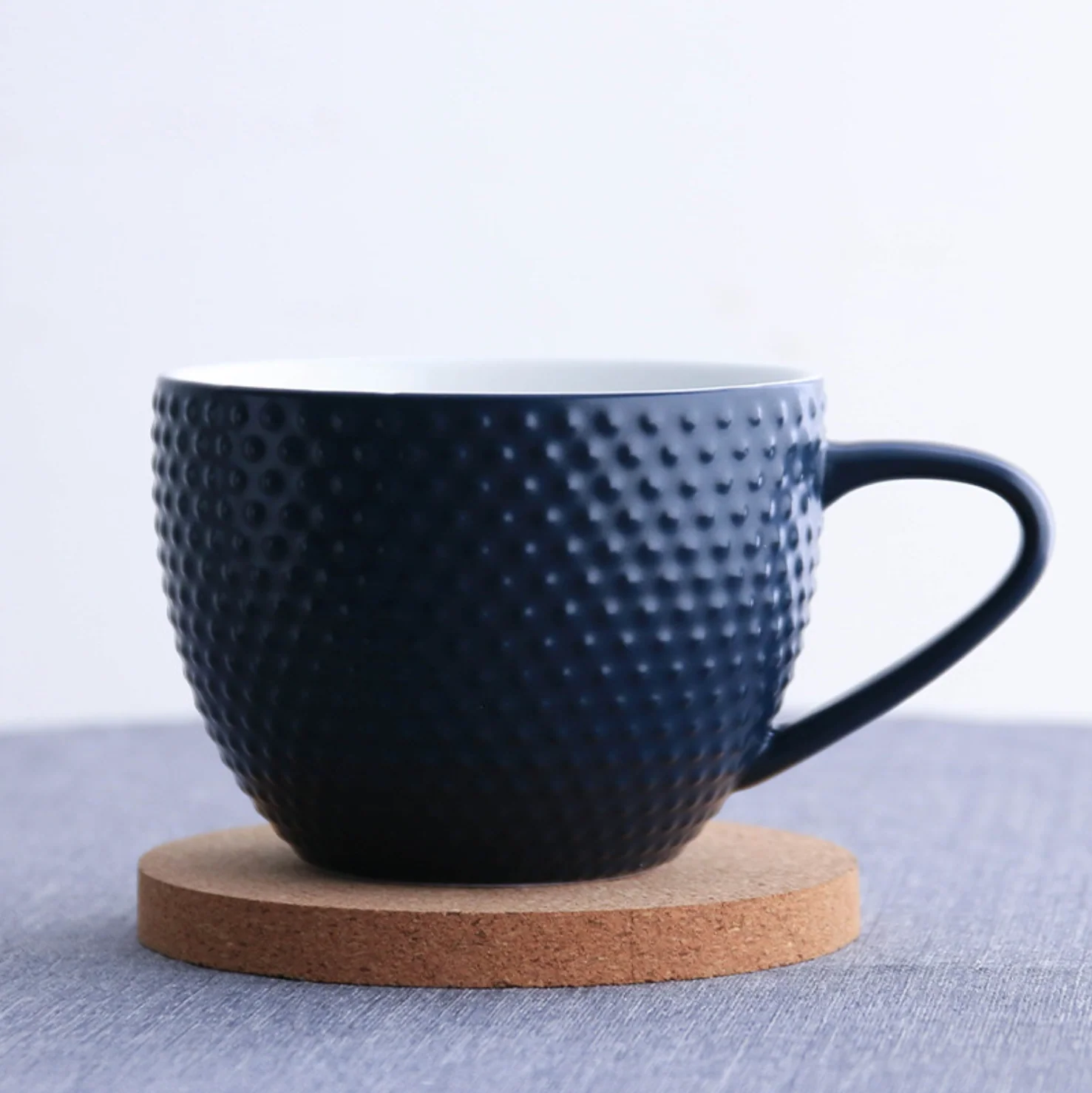 MAGNIFIQUE textured mug with cork coaster - Prussian blue - Image 2