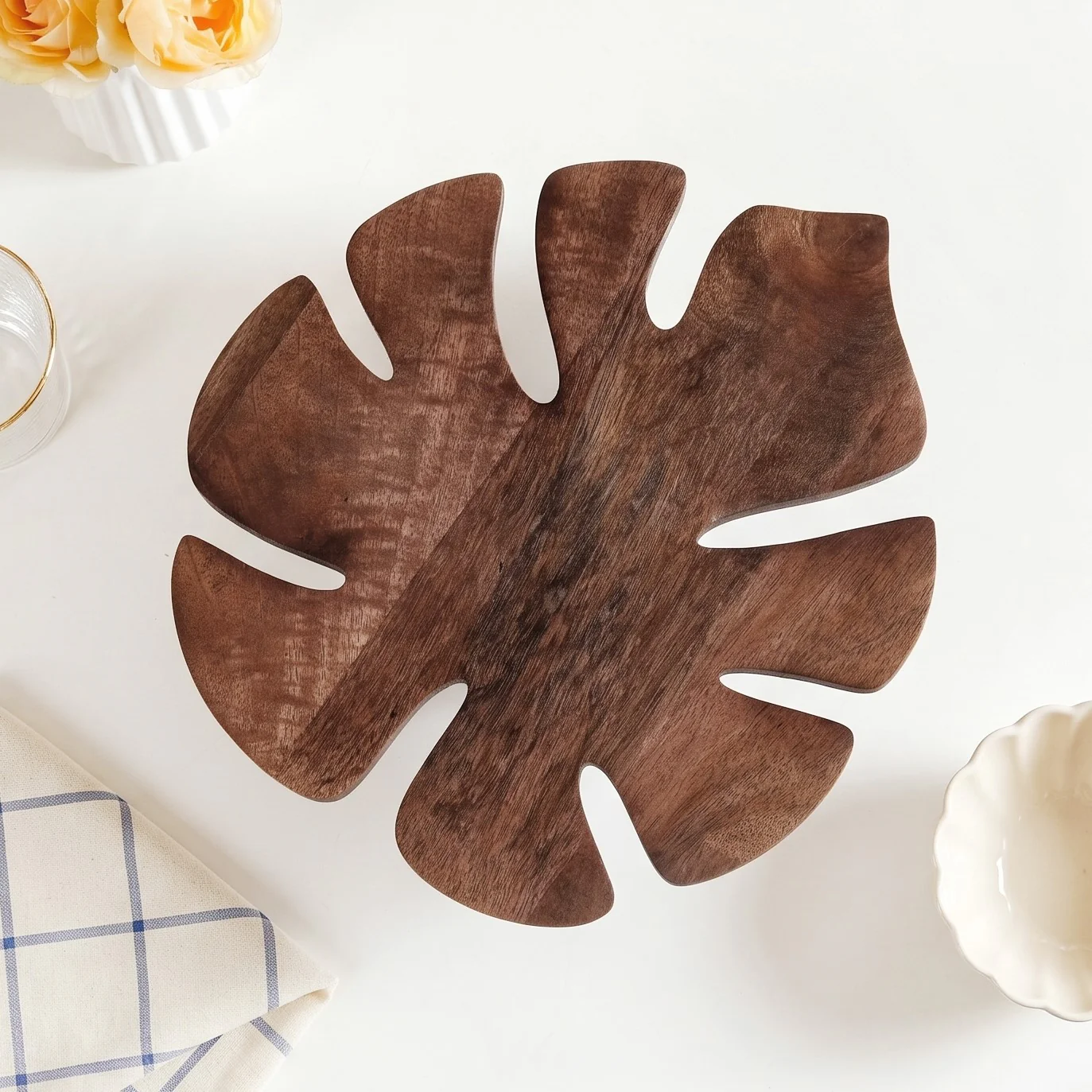 Nero Monstera Leaf Mango Wood Riser - Image 5
