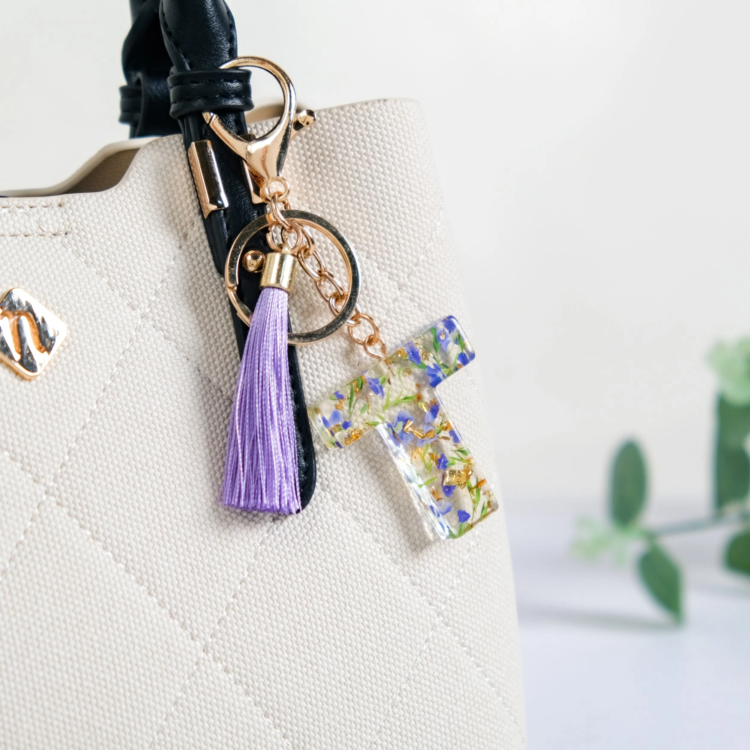 Petals And Gold Flecks T Resin Keyring - Image 3