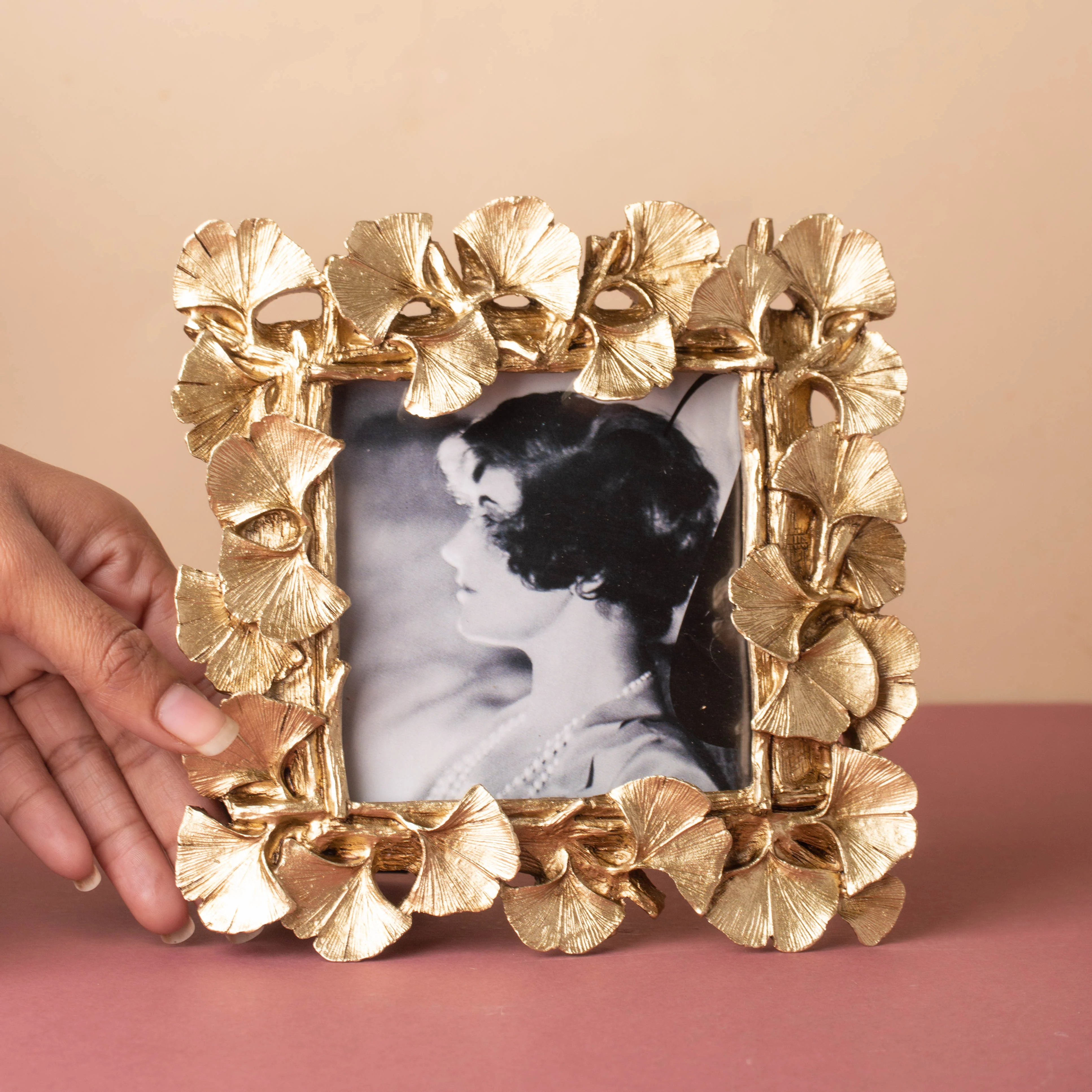MAGNIFIQUE Leaf Photo Frame - Gold (S) - Image 2