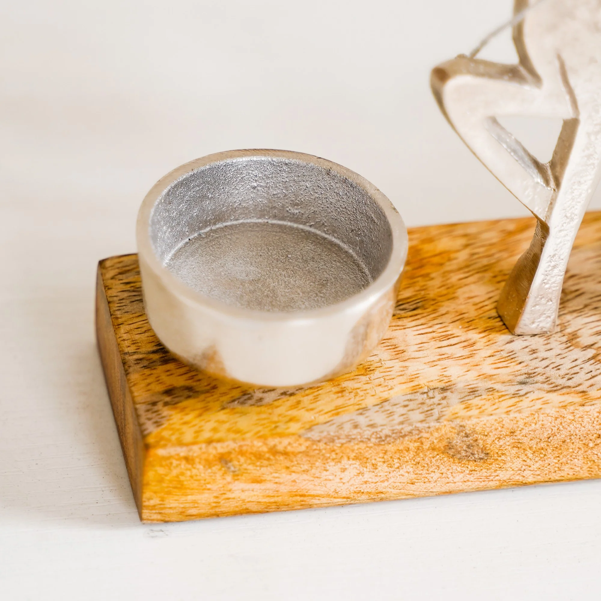 Reindeer Sleigh Showpiece With Tealight Holders - Image 10