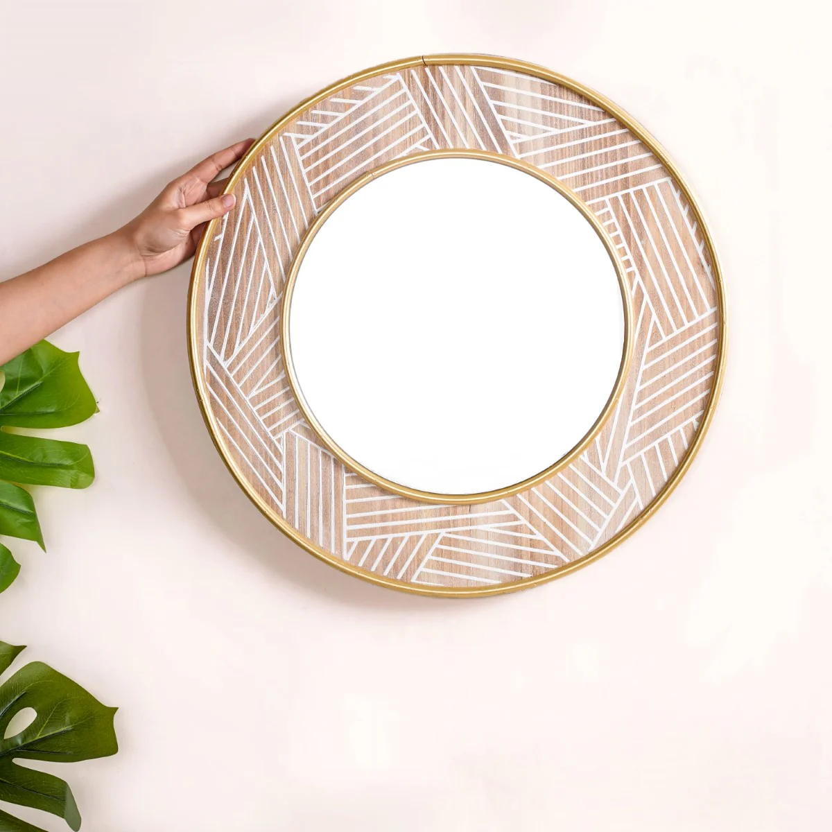 Round Wall Mirror With Metal And Wooden Detailing 19 Inch - Image 2