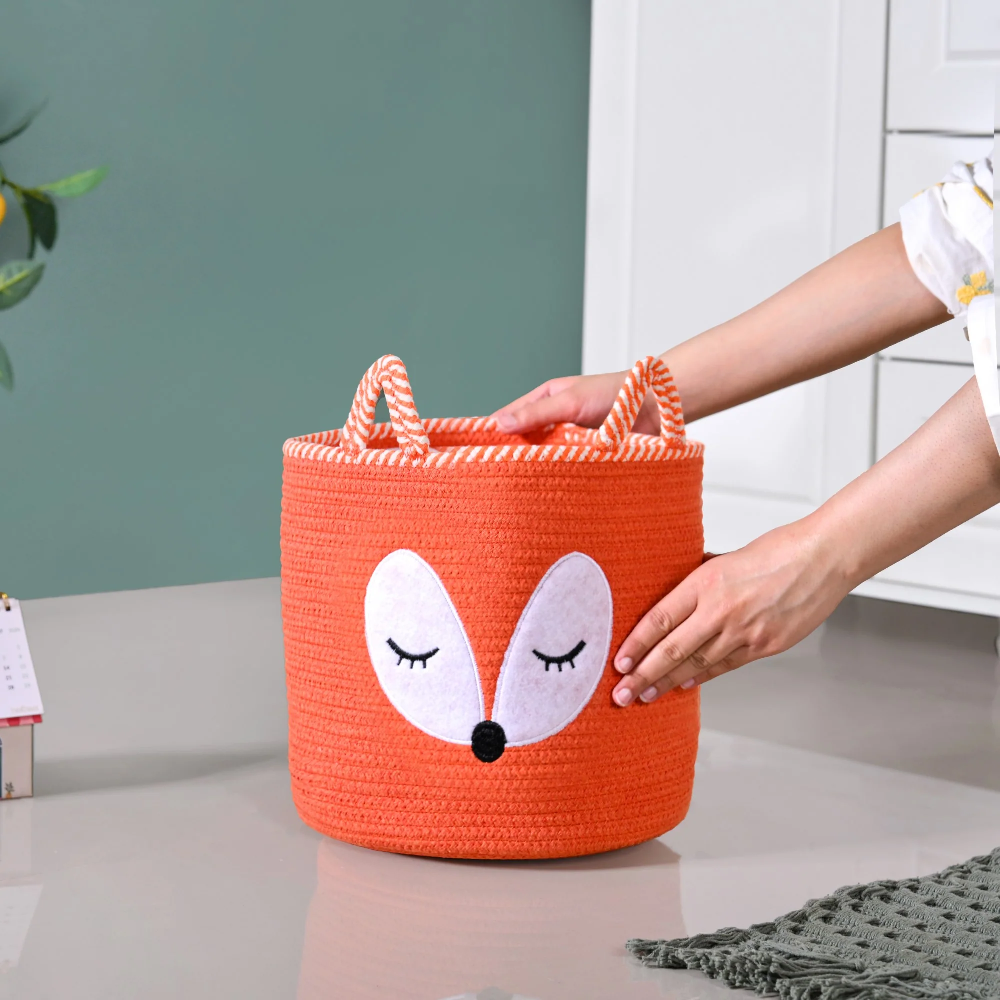 Sleeping Fox Woven Basket 25cm - Image 2