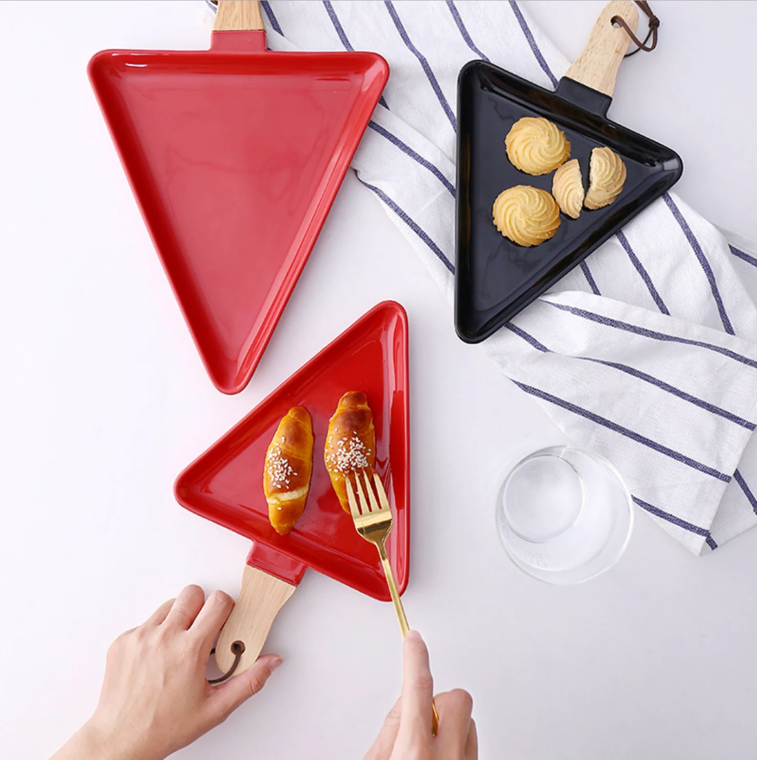 MERRY triangle plate with wooden handle - red - Image 3