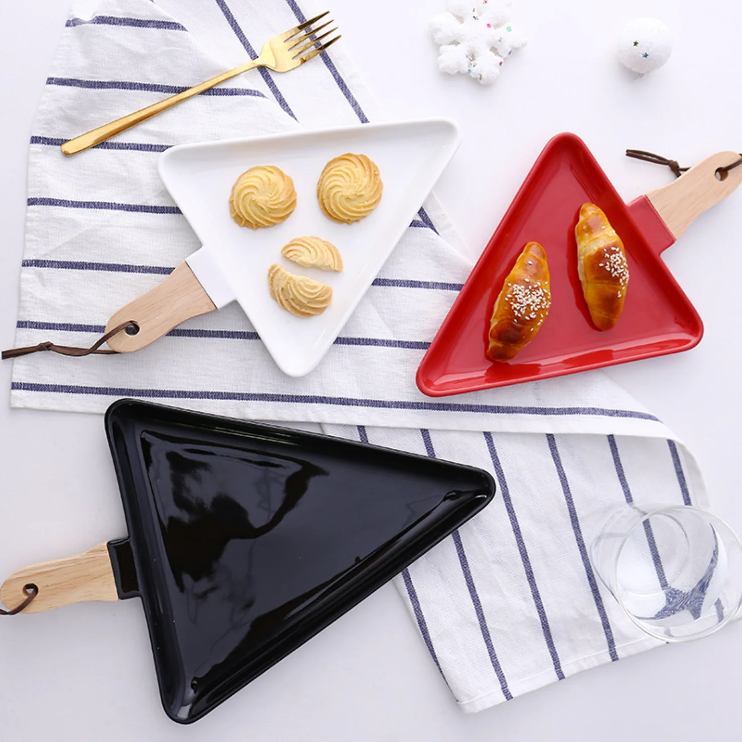 MERRY triangle plate with wooden handle - red - Image 5