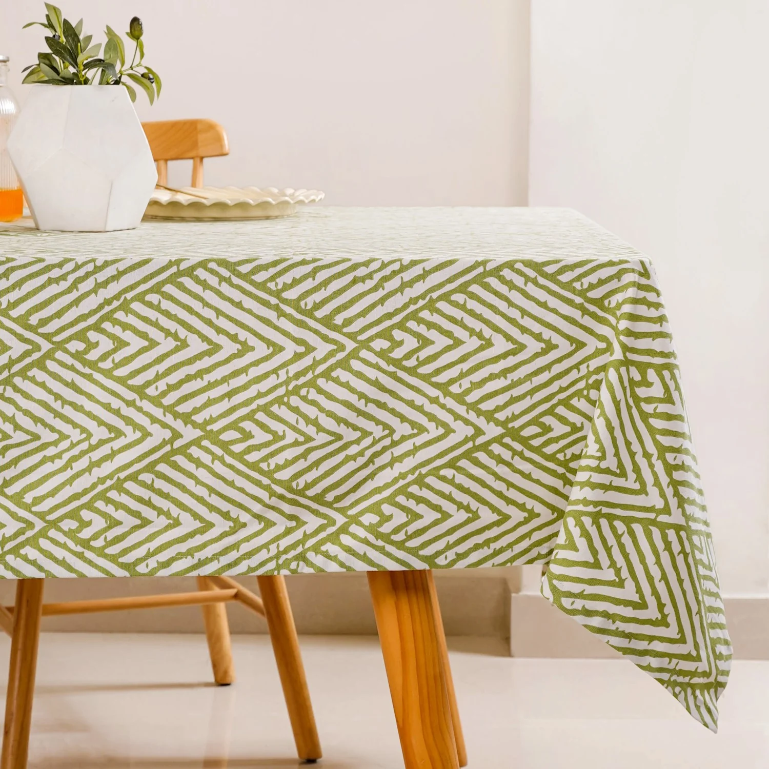Valley Of Spring 8 Seater Table Cloth Green 282x160cm - Image 2