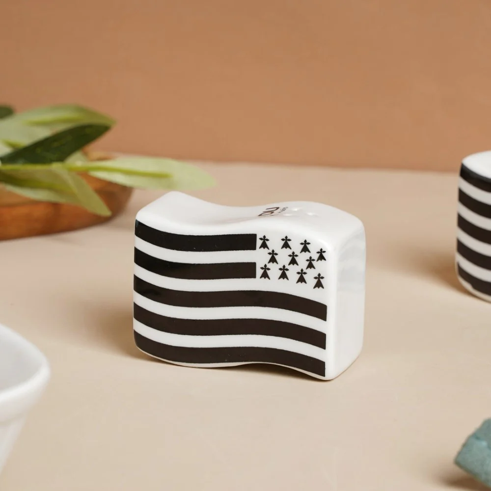 Wavy Ceramic Salt And Pepper Shakers Set Black And White - Image 6