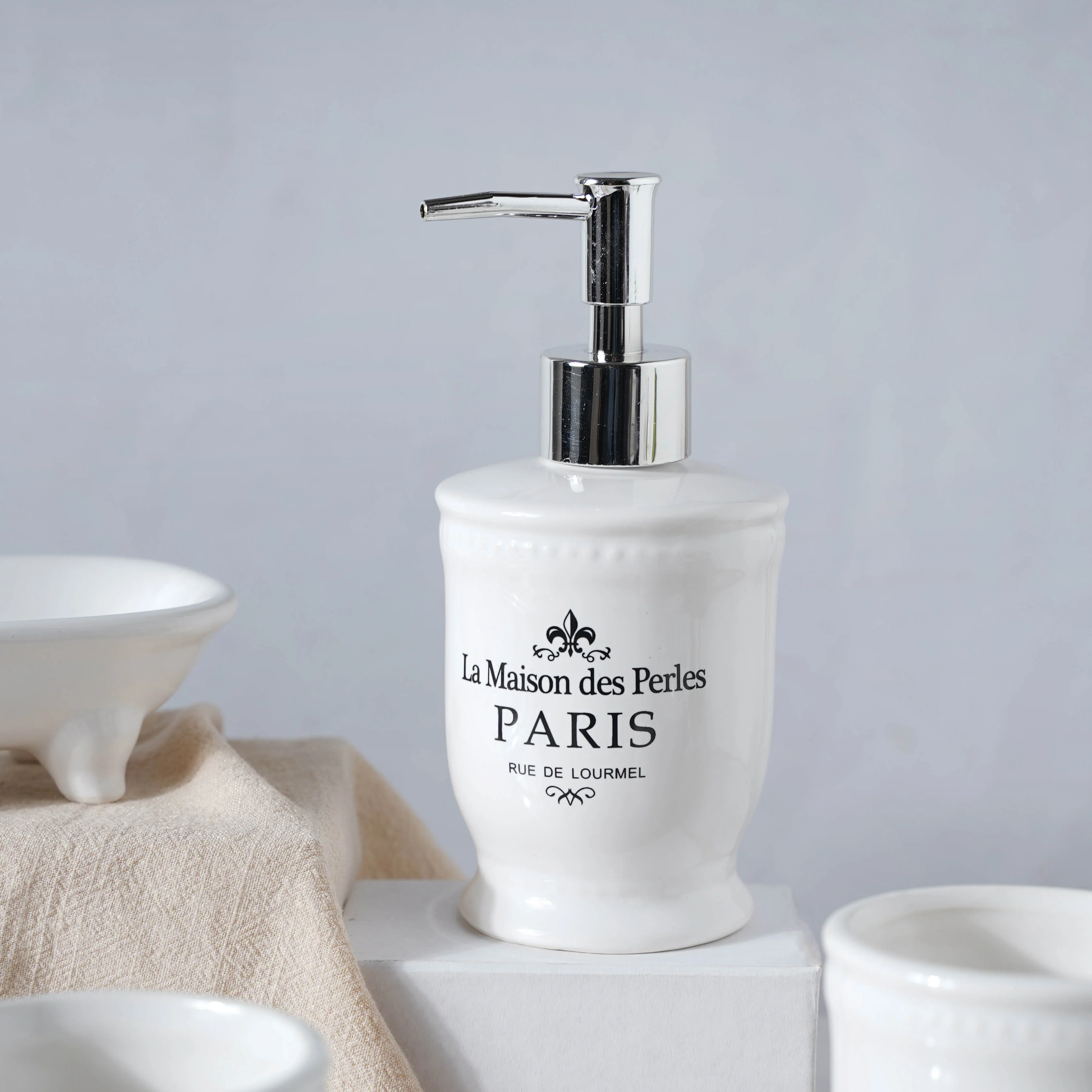 White Curlicues Bath Set - Image 4