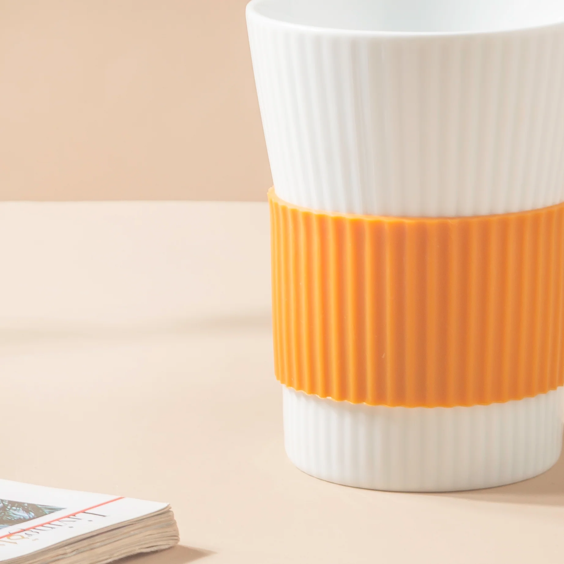 White Ribbed Tumbler With Silicone Band 350 ml - Image 3