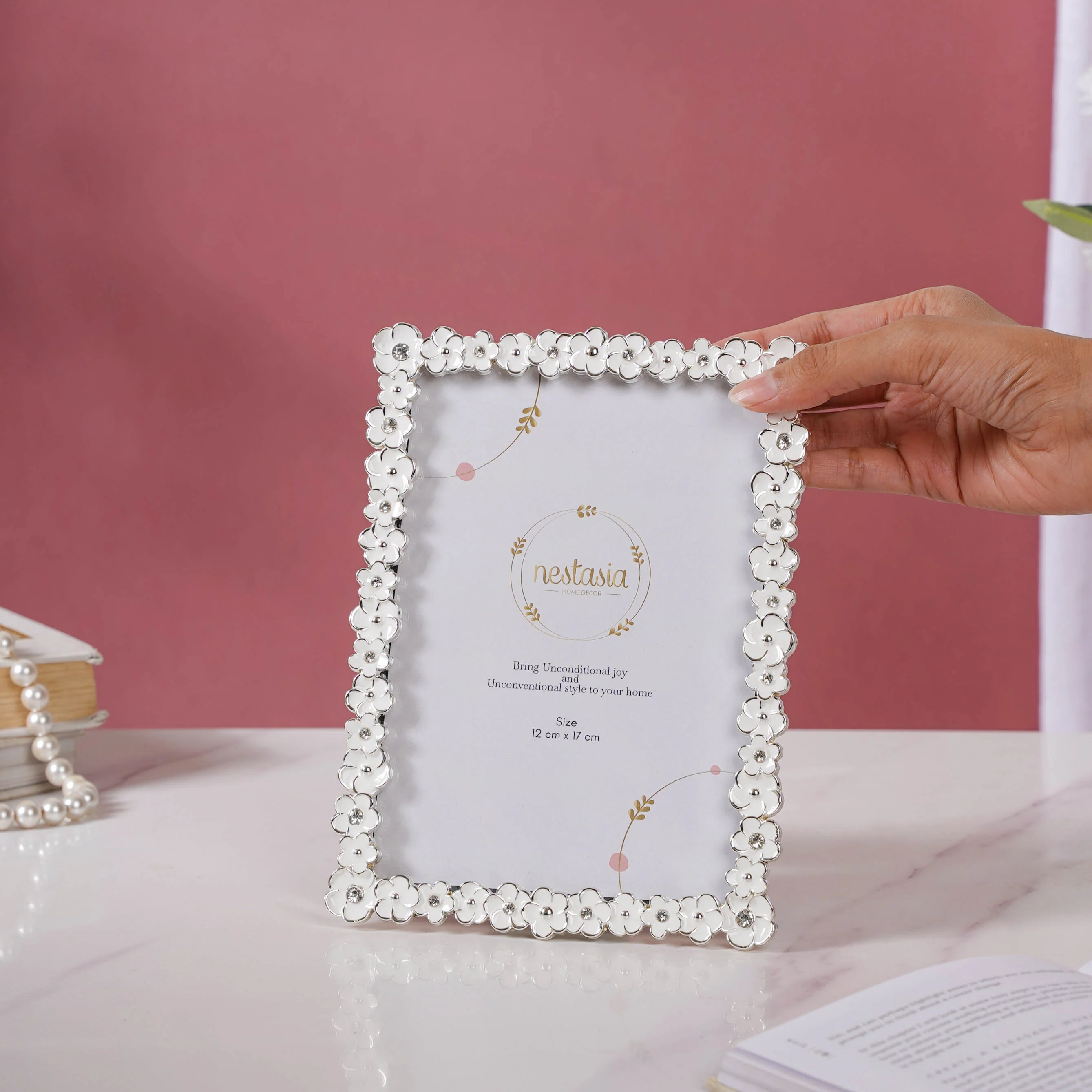White Wreath Photo Frame Medium - Image 2