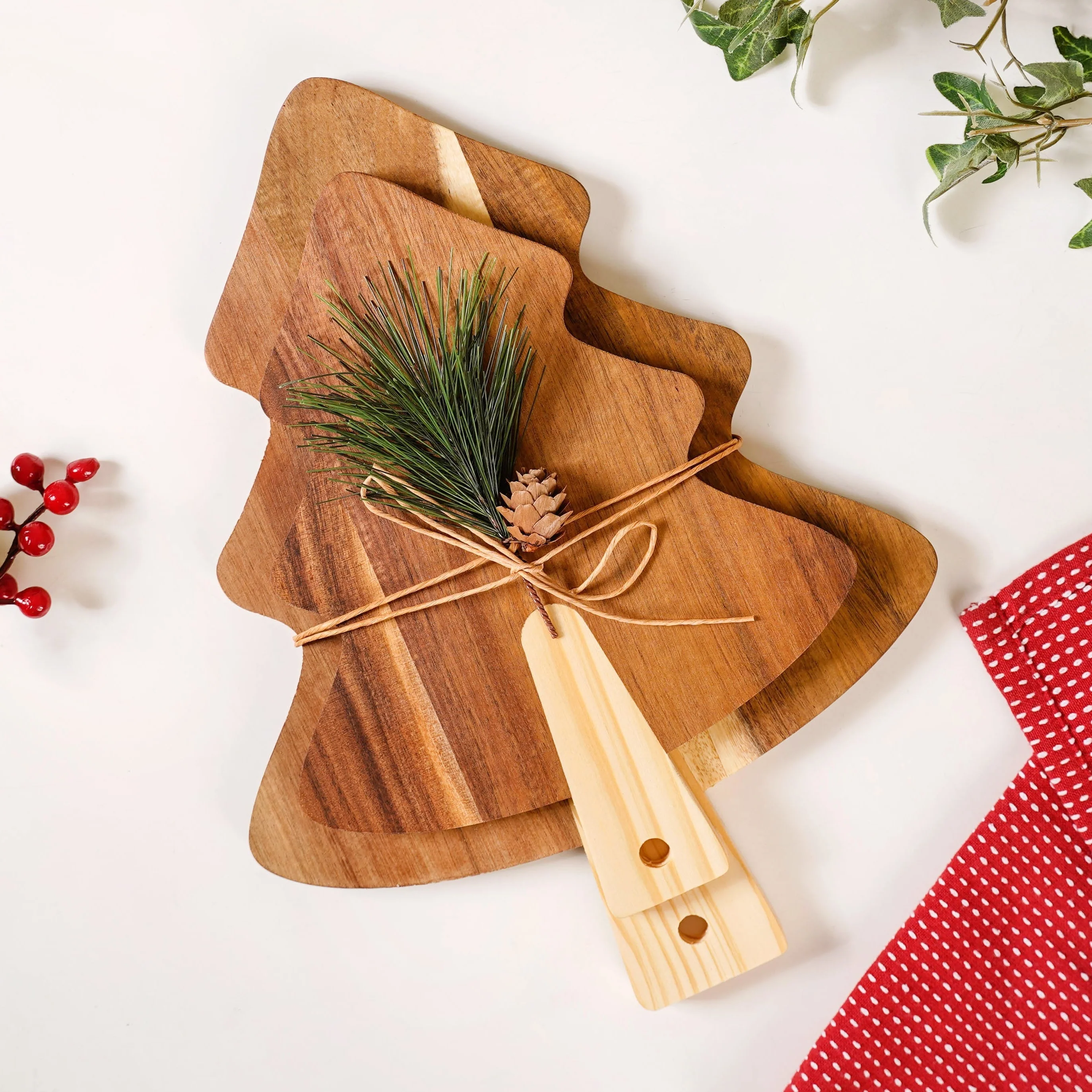 Wooden Tree Platter With Pinecone Embellishment Set Of 2